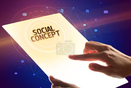 Foto de Sostiene tableta futurista con inscripción de CONCEPTO SOCIAL, concepto de redes sociales - Imagen libre de derechos