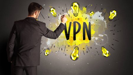 Téléchargez les photos : Homme d'affaires dessin ampoule colorée avec abréviation VPN, concept nouvelle idée de technologie - en image libre de droit