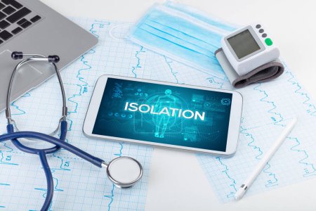 Foto de Tablet PC y herramientas médicas con inscripción ISOLATION, concepto coronavirus - Imagen libre de derechos