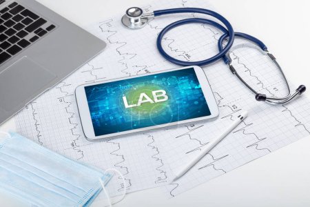 Foto de Vista de primer plano de una tableta PC con abreviatura LAB, concepto médico - Imagen libre de derechos