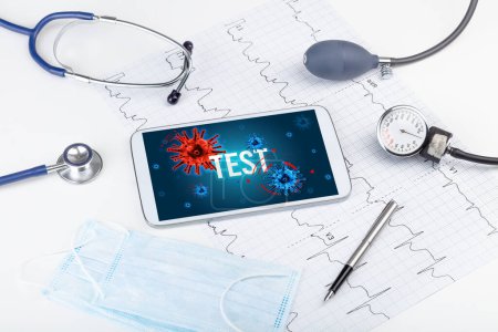 Foto de Tablet PC y herramientas médicas en superficie blanca con inscripción TEST, concepto pandémico - Imagen libre de derechos