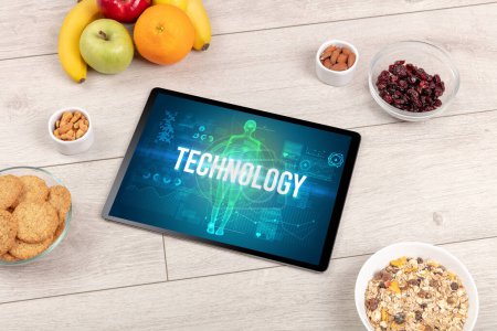 Téléchargez les photos : TECHNOLOGIE concept en tablette avec fruits, vue de dessus - en image libre de droit