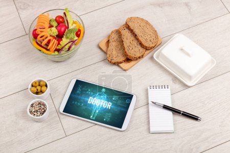 Téléchargez les photos : Concept DOCTOR en tablette avec fruits, vue de dessus - en image libre de droit