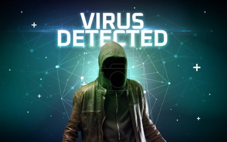 Téléchargez les photos : Mystérieux hacker avec inscription VIRUS DETECTED, inscription de concept d'attaque en ligne, concept de sécurité en ligne - en image libre de droit