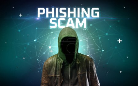 Téléchargez les photos : Mystérieux hacker avec inscription PHISHING SCAM, inscription de concept d'attaque en ligne, concept de sécurité en ligne - en image libre de droit
