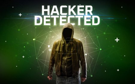 Téléchargez les photos : Mystérieux hacker avec inscription HACKER DETECTED, inscription de concept d'attaque en ligne, concept de sécurité en ligne - en image libre de droit