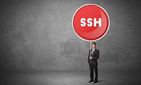 Foto de Señal de tráfico Holdig para jóvenes empresarios con abreviatura SSH, concepto de solución tecnológica - Imagen libre de derechos