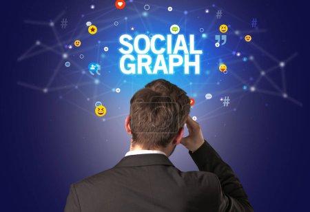 Foto de Vista trasera de un hombre de negocios con inscripción SOCIAL GRAPH, concepto de redes sociales - Imagen libre de derechos