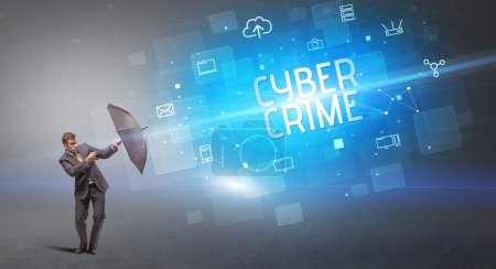 Foto de Empresario defensor con paraguas de ciberataque e inscripción CYBER CRIME, concepto de seguridad online - Imagen libre de derechos