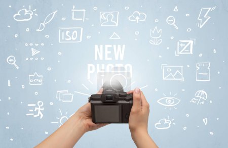 Téléchargez les photos : Prise de vue manuelle avec appareil photo numérique et inscription NEW PHOTO, concept de réglages de l'appareil photo - en image libre de droit