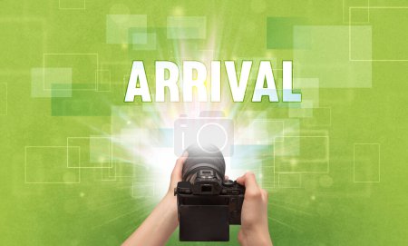 Téléchargez les photos : Gros plan d'un appareil photo numérique à main avec inscription ARRIVAL, concept itinérant - en image libre de droit