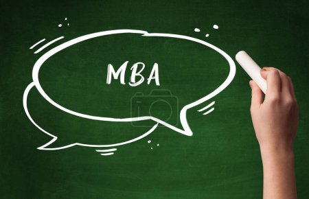 Téléchargez les photos : Dessin à la main abréviation MBA avec craie blanche sur tableau noir - en image libre de droit
