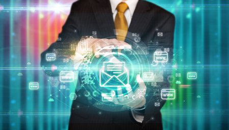 Foto de Empresario sosteniendo el icono de correo en sus manos con múltiples símbolos de tecnología a su alrededor - Imagen libre de derechos