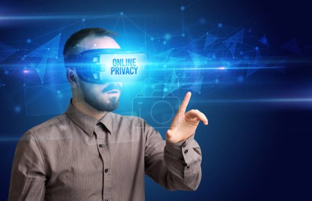 Téléchargez les photos : Homme d'affaires regardant à travers des lunettes de réalité virtuelle avec inscription privée en ligne, concept de cybersécurité - en image libre de droit