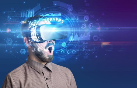 Foto de Hombre de negocios mirando a través de gafas de realidad virtual con inscripción SERVERS, concepto de tecnología innovadora - Imagen libre de derechos