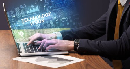 Foto de Empresario trabajando en laptop con inscripción TECNOLOGY VISION, concepto de cibertecnología - Imagen libre de derechos