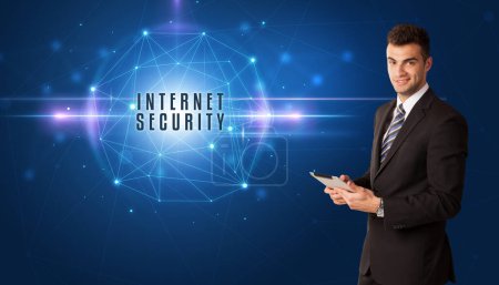 Téléchargez les photos : Un homme d'affaires réfléchit aux solutions de sécurité avec l'inscription INTERNET SECURITY - en image libre de droit