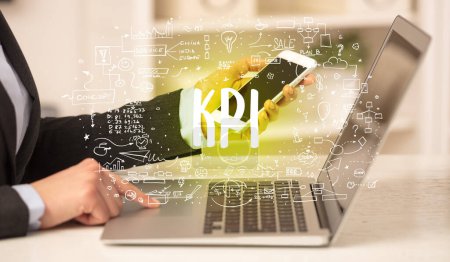 Téléchargez les photos : Main de travail sur un nouvel ordinateur moderne avec abréviation KPI, concept de technologie moderne - en image libre de droit