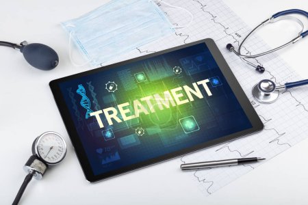 Téléchargez les photos : Tablette pc et matériel médical avec inscription TREATMENT, concept de prévention - en image libre de droit