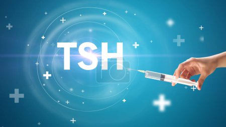 Téléchargez les photos : Aiguille seringue avec vaccin contre le virus et abréviation TSH, concept antidote - en image libre de droit