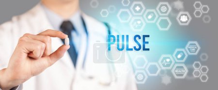 Téléchargez les photos : Gros plan d'un médecin vous donnant une pilule avec inscription PULSE, concept médical - en image libre de droit