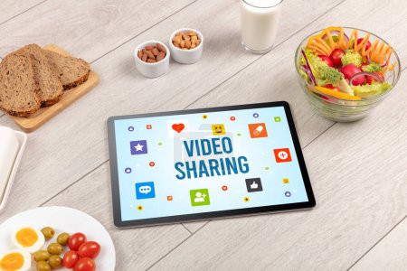 Téléchargez les photos : Compostage sain Tablet Pc avec inscription VIDEO SHARING, concept de réseautage social - en image libre de droit
