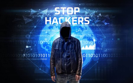 Foto de Hacker sin rostro en el trabajo con la inscripción STOP HACKERS, Concepto de seguridad informática - Imagen libre de derechos