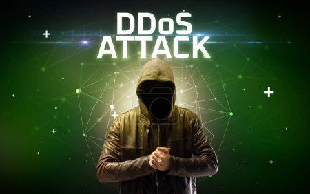 Téléchargez les photos : Mystérieux hacker avec inscription DDoS ATTACK, inscription de concept d'attaque en ligne, concept de sécurité en ligne - en image libre de droit