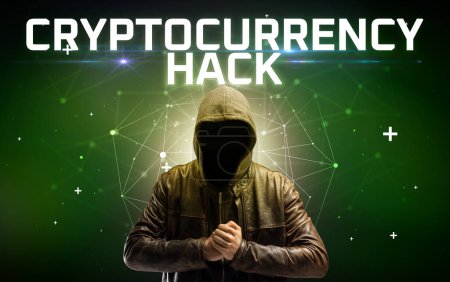Foto de Pirata informático misterioso con inscripción CRYPTOCURRENCY HACK, inscripción concepto de ataque en línea, concepto de seguridad en línea - Imagen libre de derechos