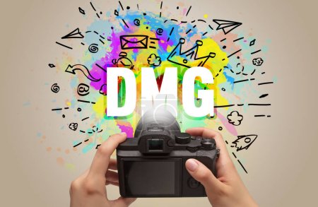 Foto de Primer plano de una cámara digital de mano con dibujo abstracto e inscripción DMG - Imagen libre de derechos