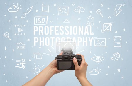Foto de Fotografía manual con cámara digital e inscripción FOTOGRAFÍA PROFESIONAL, concepto de ajustes de cámara - Imagen libre de derechos