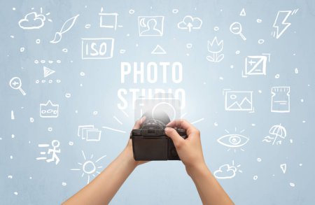Téléchargez les photos : Prise de vue manuelle avec appareil photo numérique et inscription PHOTO STUDIO, concept de réglages de l'appareil photo - en image libre de droit
