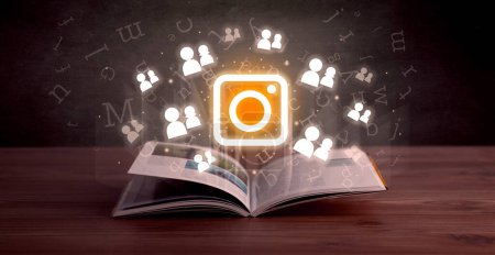 Téléchargez les photos : Livre ouvert avec icônes de caméra ci-dessus, concept de réseautage social - en image libre de droit