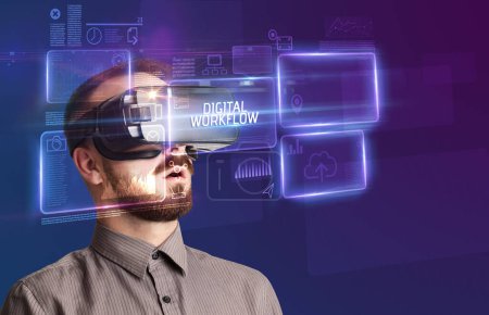 Téléchargez les photos : Homme d'affaires regardant à travers des lunettes de réalité virtuelle avec inscription DIGITAL WORKFLOW, nouveau concept technologique - en image libre de droit