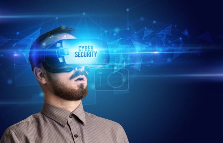 Téléchargez les photos : Homme d'affaires regardant à travers des lunettes de réalité virtuelle avec inscription CYBER SECURITY, concept de cybersécurité - en image libre de droit