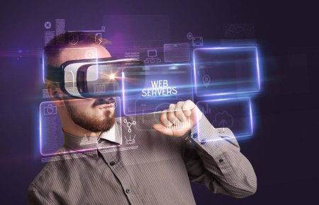 Téléchargez les photos : Homme d'affaires regardant à travers des lunettes de réalité virtuelle avec inscription WEB SERVERS, nouveau concept technologique - en image libre de droit