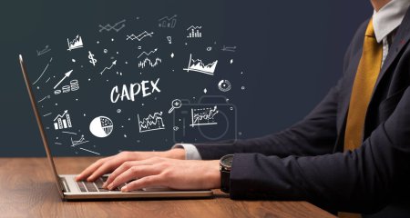 Empresario trabajando en portátil con inscripción CAPEX, concepto de negocio moderno
