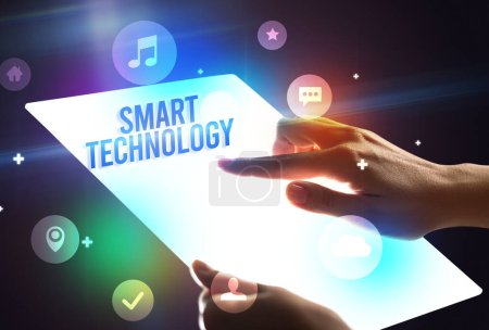 Foto de Tableta futurista con inscripción SMART TECHNOLOGY, concepto de nueva tecnología - Imagen libre de derechos