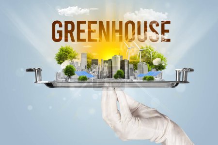 Téléchargez les photos : Serveur au service de l'éco-ville avec inscription Greenhouse, concept d'énergie renouvelable - en image libre de droit