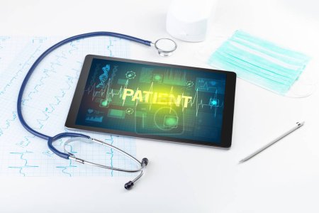 Foto de Tablet PC y material médico con inscripción PACIENTE, concepto de prevención - Imagen libre de derechos