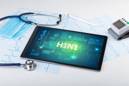 Foto de Tablet PC y material médico con inscripción H1N1, concepto de prevención - Imagen libre de derechos