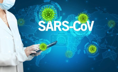 Téléchargez les photos : Le médecin remplit son dossier médical avec l'inscription SRAS-CoV, concept de virologie - en image libre de droit