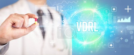 Foto de Primer plano de un médico que le da una píldora con abreviatura VDRL, concepto de virología - Imagen libre de derechos