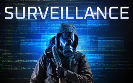 Téléchargez les photos : Hacker sans visage avec inscription SURVEILLANCE sur fond de code binaire - en image libre de droit