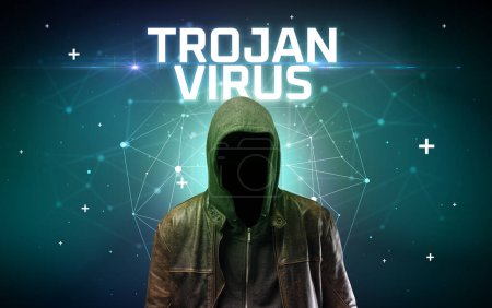 Téléchargez les photos : Mystérieux hacker avec inscription TROJAN VIRUS, inscription de concept d'attaque en ligne, concept de sécurité en ligne - en image libre de droit