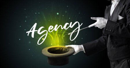Foto de Mago está mostrando truco de magia con la inscripción de la Agencia, concepto de viaje - Imagen libre de derechos
