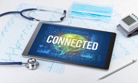 Foto de Tablet PC y herramientas médicas con inscripción CONECTADA, concepto de distanciamiento social - Imagen libre de derechos