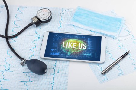 Foto de Tablet PC y herramientas médicas con inscripción LIKE US, concepto de distanciamiento social - Imagen libre de derechos