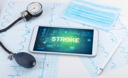 Foto de Tablet PC y material médico con inscripción STROKE, concepto de prevención - Imagen libre de derechos