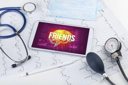 Téléchargez les photos : Tablette PC et outils médicaux avec inscription FRIENDS, concept de distanciation sociale - en image libre de droit